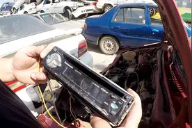 爱行记Vlog29：去报废车场没找到合适的配件，却拆到一个CD机！