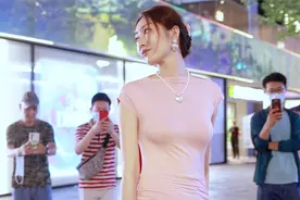 夏天三里屯时尚美女爱穿连衣裙，修身开叉田园风，网红素人都好看