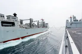 补给舰是如何给军舰补给的？长见识了