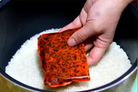 火锅料放进大米里，实在太香了，老保姆拿手绝活，我家一周吃5次