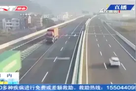 货车突然喷出白烟,随后四脚朝天翻倒路上,司机:辛亏系了安全带!视频封面