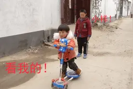3岁外甥女学骑滑板车，有模有样太逗了，6岁小舅羡慕的直瞪眼