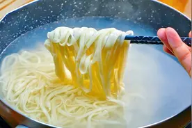 煮面条用开水还是冷水，10人有9人煮错了，学会这一招，不粘不黏