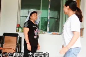老家瓦房漏雨了，婆媳2人齐力补漏，儿媳的举动让婆婆都夸她厉害视频封面
