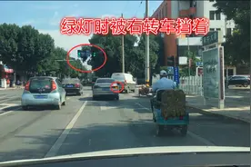 直行加右转的车道上，绿灯时直行被右转车挡着，可以压线变道吗？