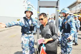 祖国强大！中国海军撤侨，日本人也一同获救，向中国国旗深深鞠躬