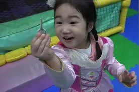 韩国小萝莉宝蓝被锁在游乐场了！和爸爸一起玩密室大逃脱吧！