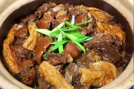 广式羊肉煲要做到香而不膻有诀窍，肉香味浓，一口一块太满足了