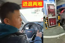 拐弯时剐蹭到隔离桩，新手进退两难，怎么操作才能减小损失