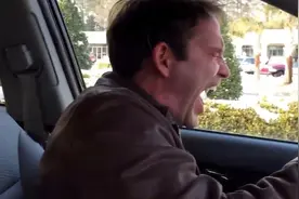 崩溃！美国男子患狂笑症 未婚妻去世时也忍不住大笑视频封面