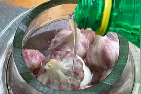 大蒜中倒入雪碧，真的太厉害了，脆爽酸甜，这才是腌蒜好吃的方法视频封面