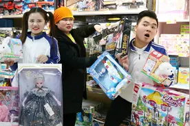 短剧：妈妈带着兄妹俩去买玩具，给小甜甜买了芭比娃娃，妈妈真好视频封面