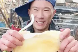 船长大哥吃海蜇皮卷大葱，比煎饼卷大葱吃着还香，场面有点逗