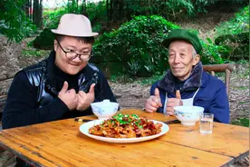 湖南名菜“姜辣鸡爪”教程来了，入口即化，软烂脱骨，阿公吃爽了