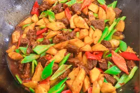 饭店厨师长教你做土豆炖牛肉，牛肉软烂土豆香，这工作餐够实在