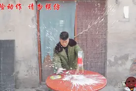 小伙用醋和苏打制作家庭版飞天火箭，这个发射，你们觉得成功吗视频封面