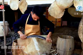 过新年，敲大鼓，永新有位大哥，用碎牛皮熬成胶来做鼓