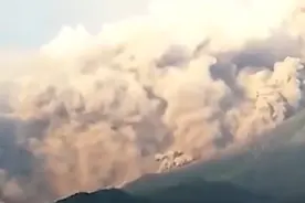 印尼塞梅鲁火山发生大规模喷发，滚滚浓烟不断喷出遮住半边天视频封面