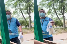 封校女生将奶茶送给外卖小哥，小哥不好意思连连道谢，细节获怒赞视频封面