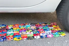 挑战压碎100个玩具汽车，小伙儿童时期的全部收藏啊，也是够拼的
