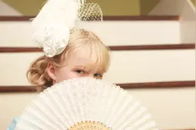 洛可可小公主！女孩们的18世纪古典装扮，想为这位外国妈妈点赞？视频封面