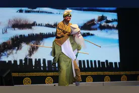 山西夏县蒲剧团受邀农村演出，为村民带来古装剧《芦花》