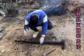 农村小伙用百年酸枣木制作拐杖，竟用这种方法去皮，大家一起看看