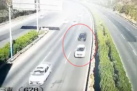 大年初一轿车在高速快车道上倒车引发惨烈事故，被撞瞬间火光四射视频封面