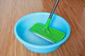 清水拖地等于没拖，教你一招，拖完不留水渍不沾灰，不用天天拖了