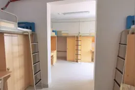 大学新生晒6人宿舍，上床下桌住宿费仅400，看到房屋布局网友羡慕