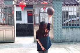 新买的篮球不会打气，还担心篮球会爆炸，不会是两个傻子吧……视频封面