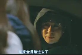 美女感觉不对劲，立马打开车灯，不料下一刻就麻烦了！