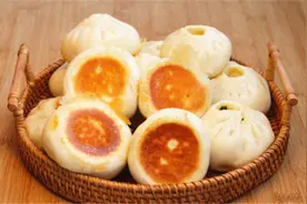 水煎包时，用水煎还是用油煎？饭店大厨教你一招，煎出比红烧肉香