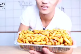 90后小伙花25元买一盒蚕蛹， 第一次吃一盘虫子，是一种什么体验视频封面