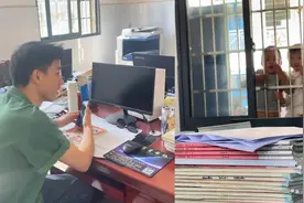 班主任老公初次来校学生排队围观：老公个子高，学生比较好奇