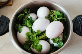 香菜煮鹅蛋，一道对心脏非常友好的食物，喜欢养生的朋友收藏吧视频封面