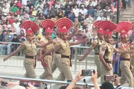 印度边境降旗仪式！头顶鸡冠帽的印度大兵踢着高抬腿！想想都搞笑