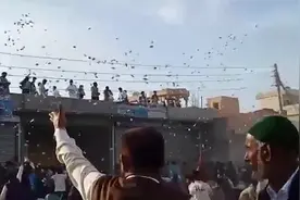 巴基斯坦婚礼现场狂撒百万“钞票雨” 宾客蜂拥而上抢钱乱作一团