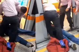 上海地铁7号线，一男子因坐错车不愿下车大闹地铁，工作人员介入