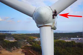 风力发电机那么高，原来是这么维修的，这工作多少钱你愿意干？视频封面