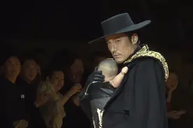 明星走秀集锦：胡兵怀抱婴儿走T台，张亮节目现场演绎模特气质！