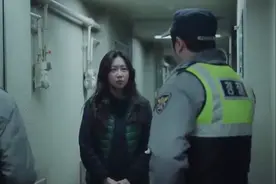 女孩每天起床四肢酸痛，却不知道原因，装上摄像头一看吓得直哆嗦