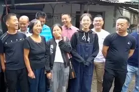 女儿上大学 35位“爸爸”组团送行，网友：真正的父爱如山视频封面