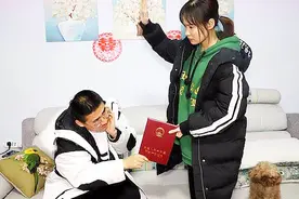 嫂子每隔半个月就来家里住，妻子无意打开衣柜后，怒扇老公巴掌视频封面