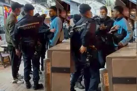 香港印裔男子辱骂警察欲动手，警察手按配枪警告，男子沉默秒怂