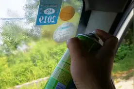 小伙告诉你怎么去除汽车玻璃上的胶，在也不用麻烦洗车店的师傅了