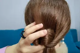 当下很流行的抓夹发型，这样扎结实不容易掉，很百搭