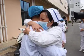 医护人员赴武汉抗疫抱头痛哭：不把她们带回来的话，我饶不了你们