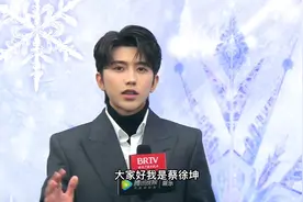 独家揭秘蔡徐坤：演唱《我和我的祖国》做足功课！