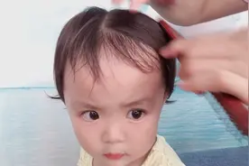 短发这样扎太凉爽了，2个皮筋就能搞定，特别呆萌可爱